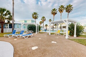 Outdoor dining - Shared Pool and Hot Tub, Golf Cart Included, Beach Boardwalk, Pet Friendly (Port Aransas)