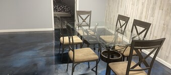 private 6 Bedroom charming  2000 sq ft ranch 10-14 people