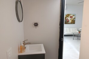 Deluxe Apartment | Bathroom | Shower, towels