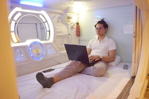Phòng tập thể cơ bản, 1 phòng ngủ | Nệm cao su hoạt tính (memory foam), bàn 
