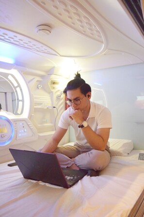 Phòng tập thể cơ bản, 1 phòng ngủ | Nệm cao su hoạt tính (memory foam), bàn 