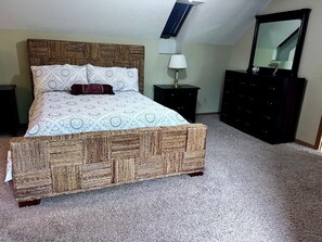 3 bedrooms, desk, iron/ironing board, free WiFi - Enjoy Florida in Illinois; House on Island with Pool (East Moline)