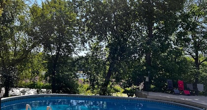 Enjoy Florida in Illinois; House on Island with Pool