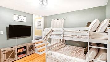 3 quartos, ferros/tábuas de passar roupa, berço de viagem