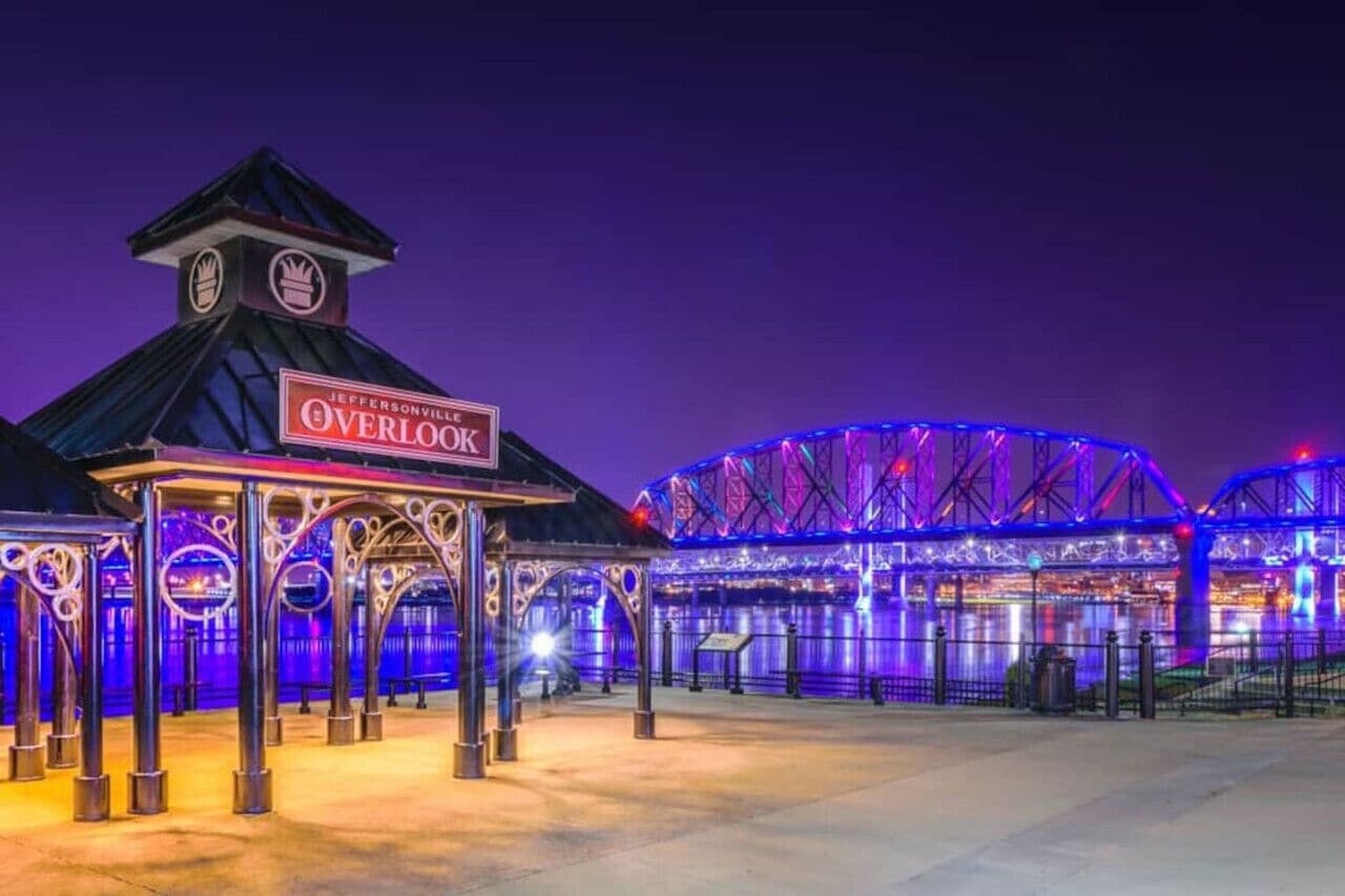 Un puente peatonal cubierto con un cartel que dice 'Jeffersonville Overlook'.