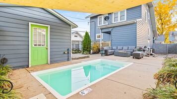 Lämmitetty uima-allas