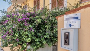 A key box for a residence named Le Pavoncelle. - (45 sq m): living room with induction cooker, double sofa bed, double bedroom, bathroom. <br>The apartments are equipped with: <br>iron and ironing board (on request), <br><b>air conditioning</b>, <br>kitchenette with induction hob <br>tv <br>microwave,  (Santa Teresa di Gallura)