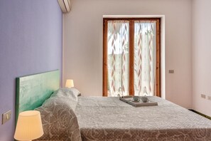 1 habitación, tabla de planchar con plancha, cuna de viaje y wifi 