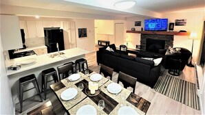Un appartement moderne comprenant une cuisine, un coin repas et un salon.
