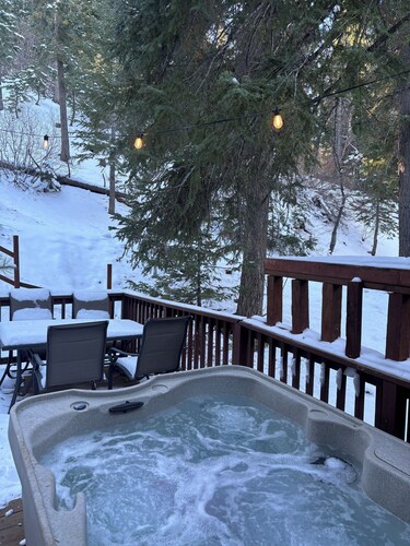 Moonridge Treehouse-walking distance to ski resort & HOT TUB
