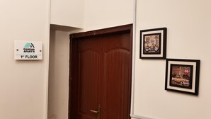Una puerta de madera con un letrero que indica 'Diamond Apart's 1st Floor'.