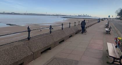 2-Bed Apartment - Sleeps 4 & Parking