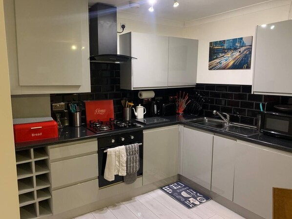 Jääkaappi, mikroaaltouuni, uuni, liesi