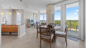 Un amplio espacio de estar con mesa y sillas de comedor, y vistas al exterior.