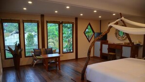 Minibar, desk, WiFi (free), bed sheets - Serene Beach Villa (Gili Trawangan)