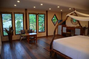 Minibar, meja kerja, Wi-Fi gratis, dan seprai linen