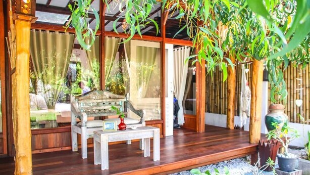 Shower, free toiletries, towels, soap - Serene Beach Villa (Gili Trawangan)