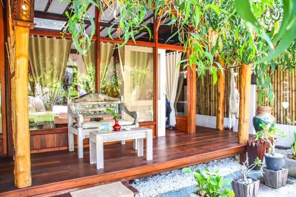 Shower, perlengkapan mandi gratis, handuk, dan sabun