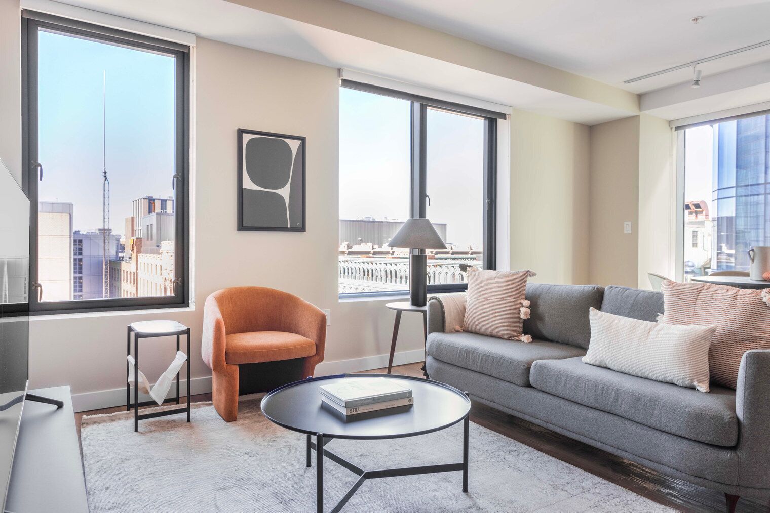 Una televisión, un reproductor estéreo