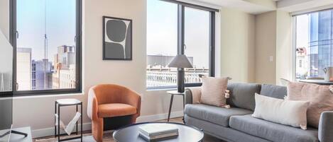 Una televisión, un reproductor estéreo