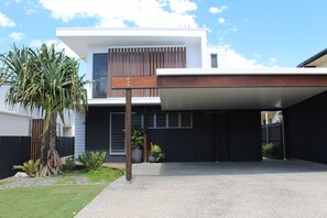 Exterior - Contemporary Beach House - 2min walk to beach (Shelly Beach)