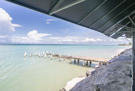 Beach nearby, sun loungers, beach towels. Lovely Condo 3 min walk to Combate Beach, with pool, WIFI