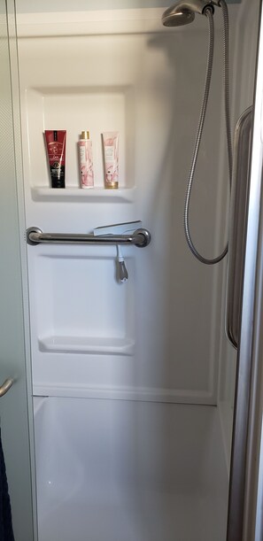 Bañera con ducha, secador de pelo, toallas, jabón