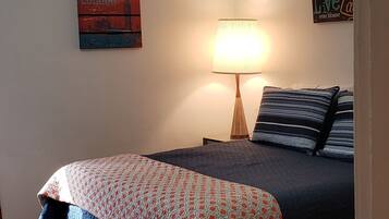 3 quartos, escrivaninha, ferros/tábuas de passar roupa, berço de viagem