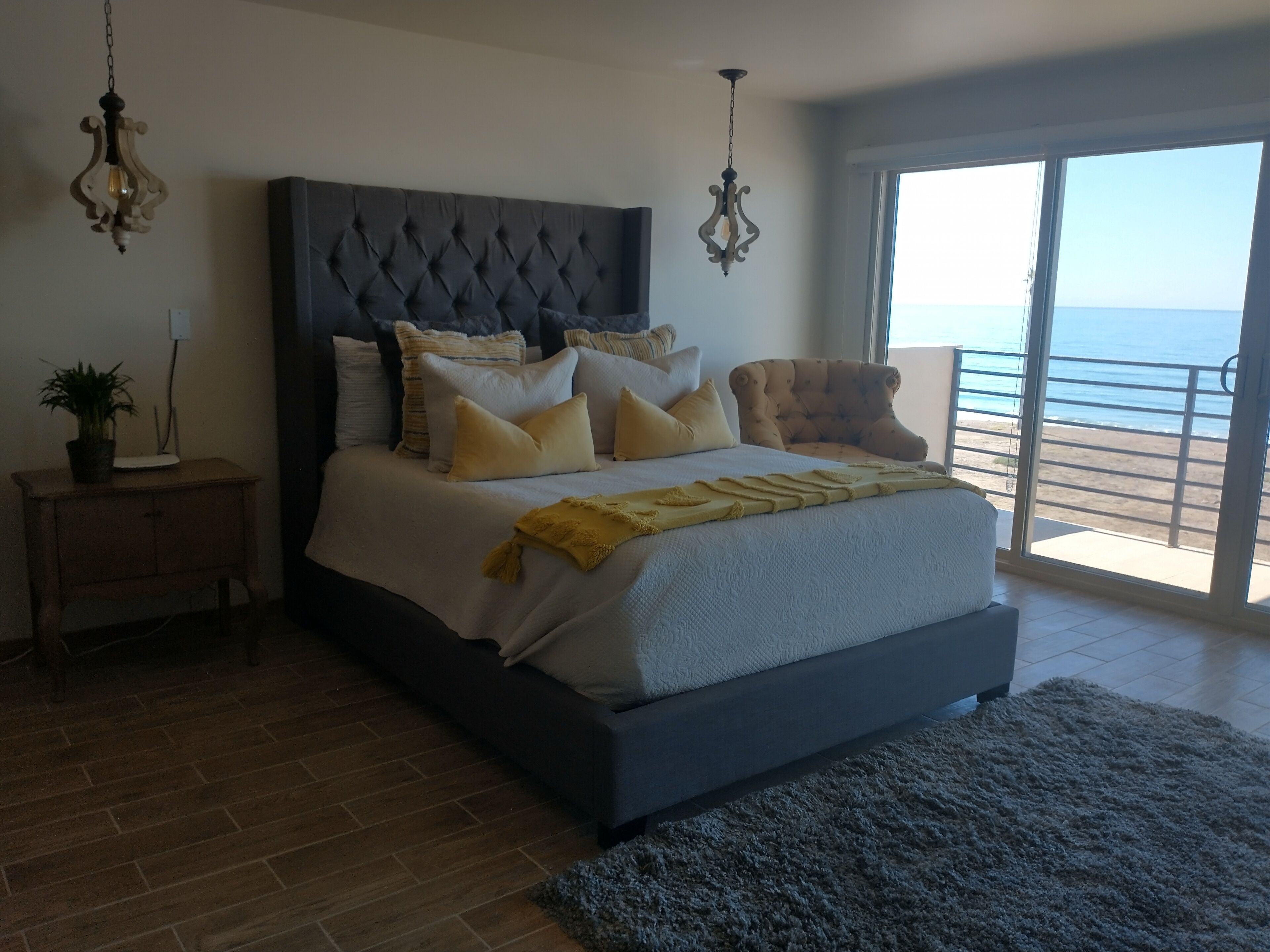 5 habitaciones, tabla de planchar con plancha, wifi y ropa de cama 