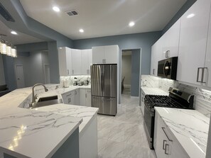 Private kitchen - Luxury One of a Kind Villa With Brand New Pool/Spa (Indio)