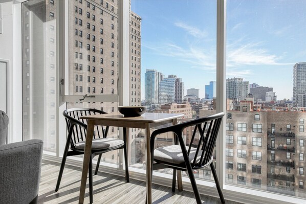 Dining - Airy South Loop Jr 1BR w/ Lounge, Pool & Gym nr Grant Park, by Blueground (Chicago)