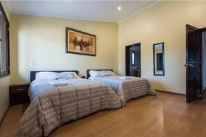 4 عدّة غرف نوم ومكواة/لوح كي وواي فاي مجانًا وملاءات أسرّة