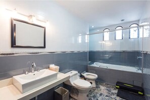 وحدات دش مع أحواض استحمام، مجففات شعر، مراحيض شطف، ورق حمّام