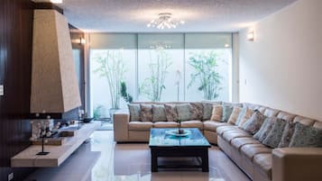 Smart TV, table tennis