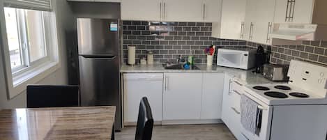 Jääkaappi, mikroaaltouuni, uuni, liesi