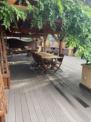 Outdoor dining - Country property with covered terrace and large swimming pool (Charcier)