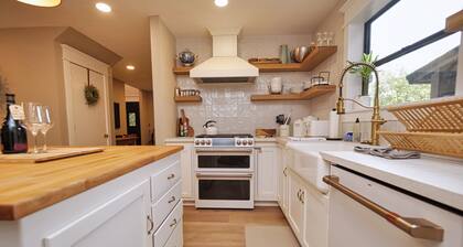 Peaceful pet & family friendly MotherLode Cabin - steps to historic Sutter Creek