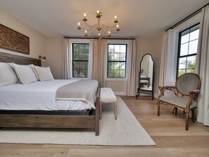 3 bedrooms, desk, iron/ironing board, travel cot