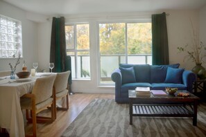 Smart TV, fireplace, books - Centrally Located Warmingly Cozy and Spacious Home (Vancouver)