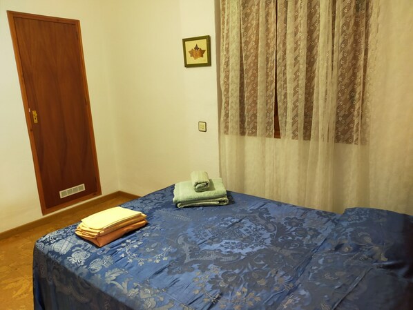 4 عدّة غرف نوم وواي فاي وملاءات أسرّة