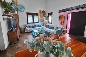 TV, fireplace