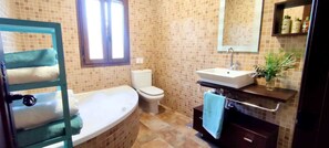 Ensemble douche/baignoire, sèche-cheveux, serviettes fournies