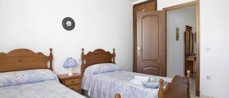1 bedroom, bed sheets