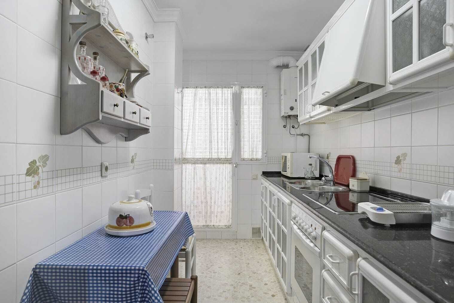 Cafetera y tetera, refrigerador, microondas y horno 