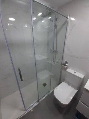 Combined shower/tub, towels - Centrally located apartment in Conil Pepa's House (Conil)