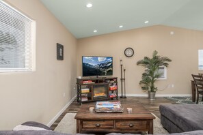 Smart TV, fireplace