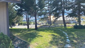 A residential area with a house, a driveway, and a grassy yard with trees. - Spacious home on a vineyard near Gorge Amp.,Leavenworth,chelan and Mission Ridge (East Wenatchee)