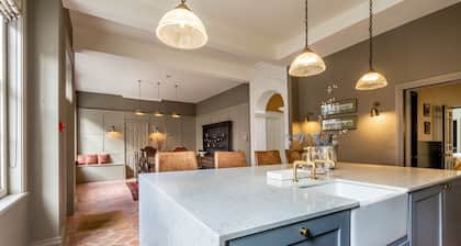 70 Walmgate - a premium stay that sleeps 11 guests in 5 bedrooms
