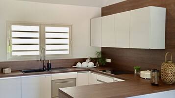 Kjøleskap, mikrobølgeovn, ovn og kokeplater