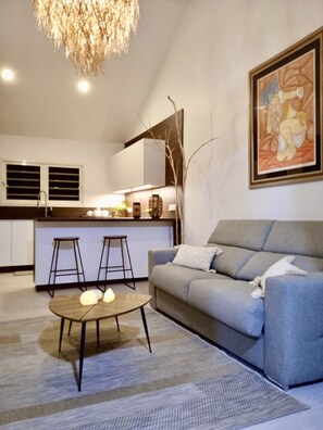 Smart TV - Independent 1BR Apartment, 5 min walk to the beach, restaurants and shops (Punaauia)